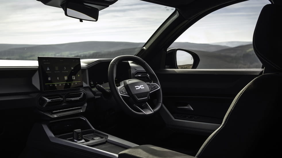 Interior of the Dacia Bigster's driving seat, wheel and dashboard